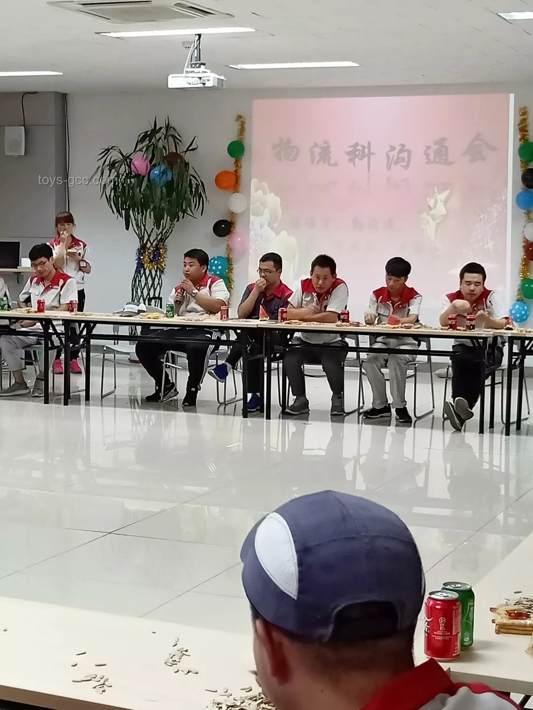 如何高效组织团队活动以“致敬！”为主题，增强团队凝聚力